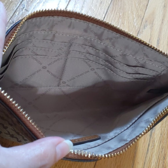 Michael Kors signature wristlet - Picture 3 of 6